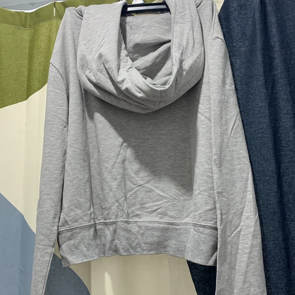 NWT Goodlife gray Sweater Hoodie Printed " NO BS"
Dr. Barbara Sturm Size M - Picture 4 of 7